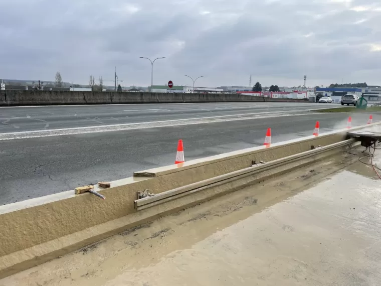 Sciage d'un mur de sécurité sur une piste cyclable ( Chasseneuil-du-Poitou - 86 )