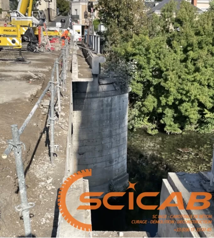 Sciage & désolidarisation des encorbellements du Pont Neuf - POITIERS ( Vienne 86)