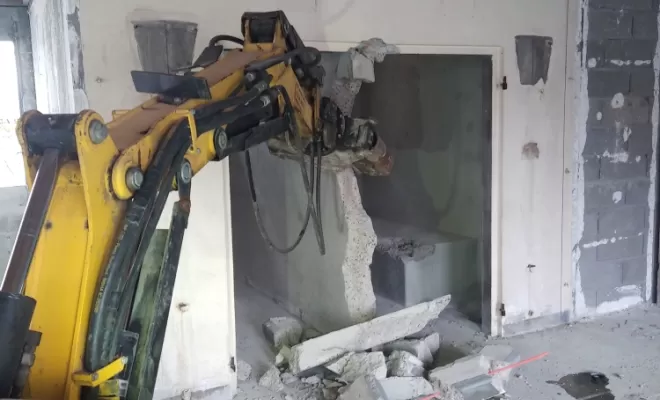 Démolition intérieur au robot de démolition ( LES-TROIS-MOUTIERS 86 )  SICAB 
